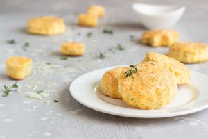 Focaccine di patate: ricetta al forno soffice e veloce per antipasti e merende