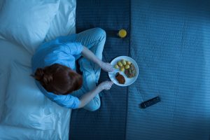 Mangiare tardi la sera: ecco cosa pu&ograve; succedere