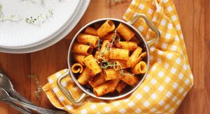 Pasta al rag&ugrave; vegetale con olive e capperi