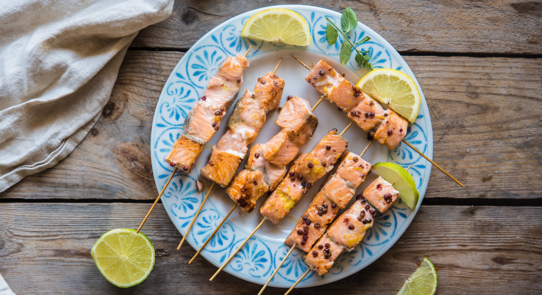 Le migliori ricette di spiedini di carne, di verdura e di pesce 12 spiedini di salmone al pepe rosa