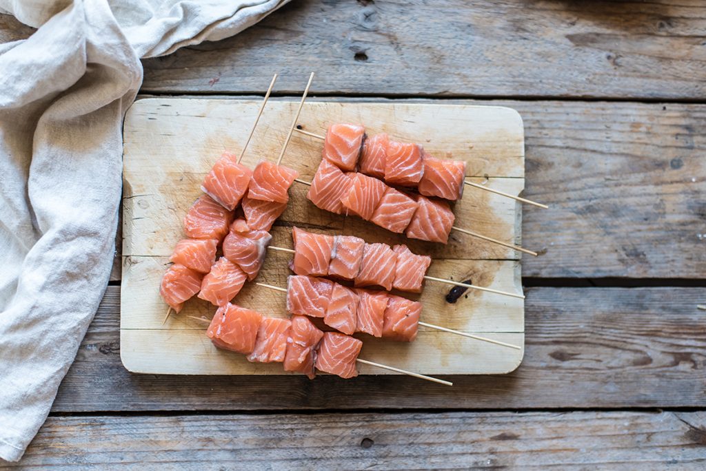 Spiedini di salmone al pepe rosa: la ricetta! 3 spiedini di salmone fresco