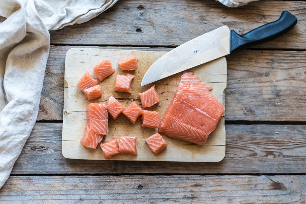 Spiedini di salmone al pepe rosa: la ricetta! 2 ricette salmone al pepe rosa