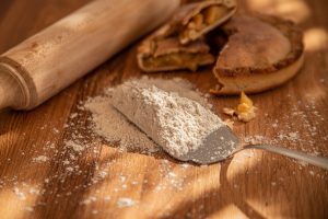 Farina di quinoa: cos&rsquo;&egrave;, propriet&agrave;, ricette e come farla in casa