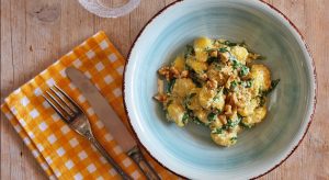 Gnocchi di miglio senza glutine al pesto leggero di noci
