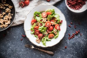 Insalata con bacche di goji, noci e pomodorini