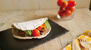 Tortillas di teff con crema di melanzane e pomodorini
