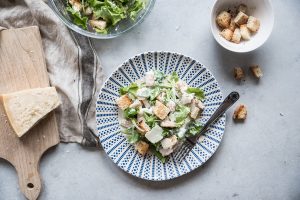 Caesar salad light: ricetta leggera e proteica
