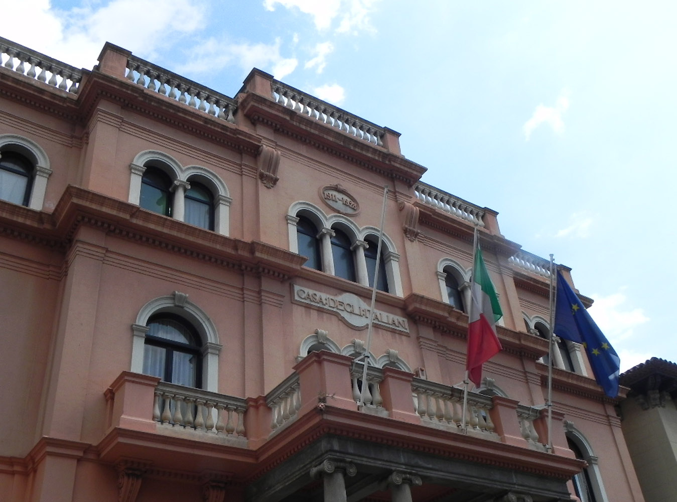 Barcellona, i tanti tesori di una città in lotta per l'indipendenza 5 barcellona casa degli italiani