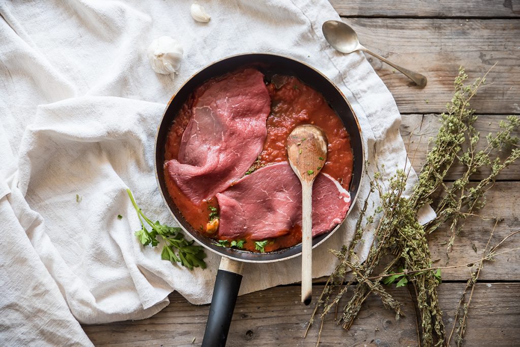 Carne alla pizzaiola: ricetta facile e saporita in padella, al forno e con patate 4 carne alla pizzaiola consigli per farla morbida