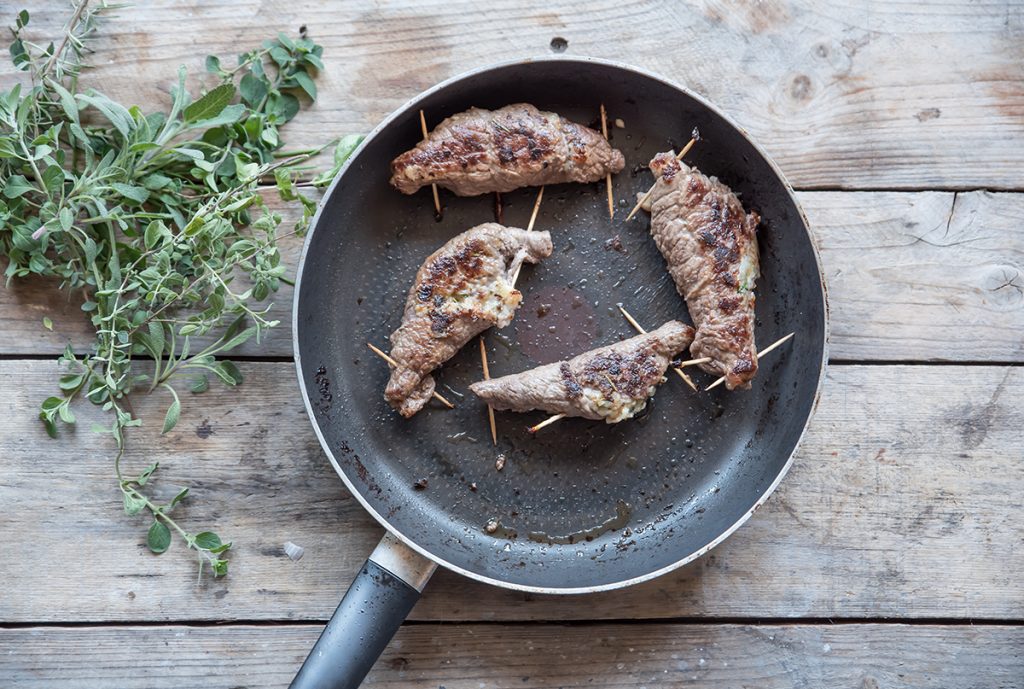 Involtini di manzo ripieni di pane ed erbe aromatiche 5 come cucinare gli involtini di carne ripieni