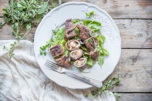 Involtini di manzo ripieni di pane ed erbe aromatiche