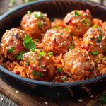 Polpette di salmone: la ricetta facile di un secondo piatto gusto 1 padella scura con polpette al salmone e foglie di prezzemolo