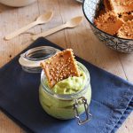 Crackers di riso e quinoa con maionese di avocado senza uova 1 Crackers di riso e quinoa con maionese di avocado senza uova