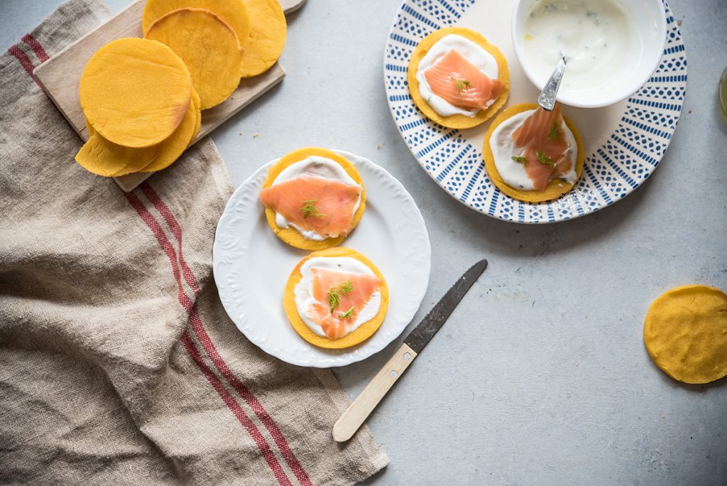 Gallette di mais fatte in casa con salsa di salmone, yogurt e aneto 9 Gallette di mais con salsa allo yogurt, aneto, salmone