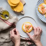 Gallette di mais fatte in casa con salsa di salmone, yogurt e aneto 7 Gallette di mais