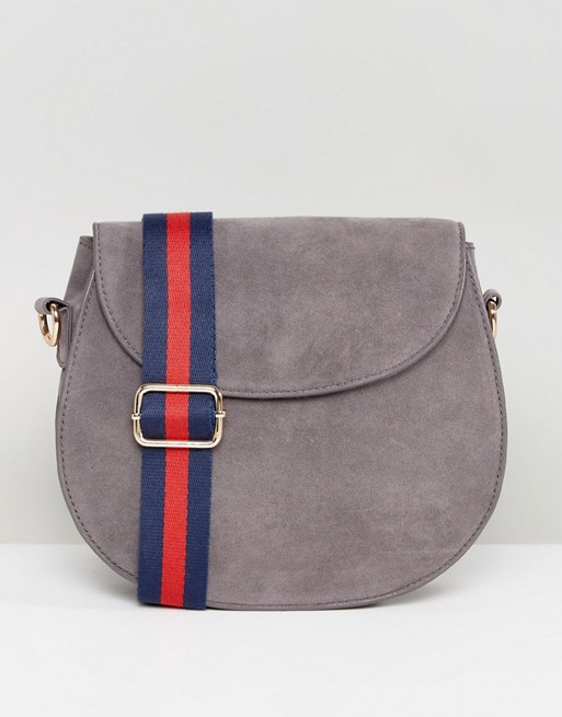 Borse per l'inverno: 20 modelli per trovare la tua it-bag 8 Borsa a bisaccia in camoscio sintetico grigia Asos