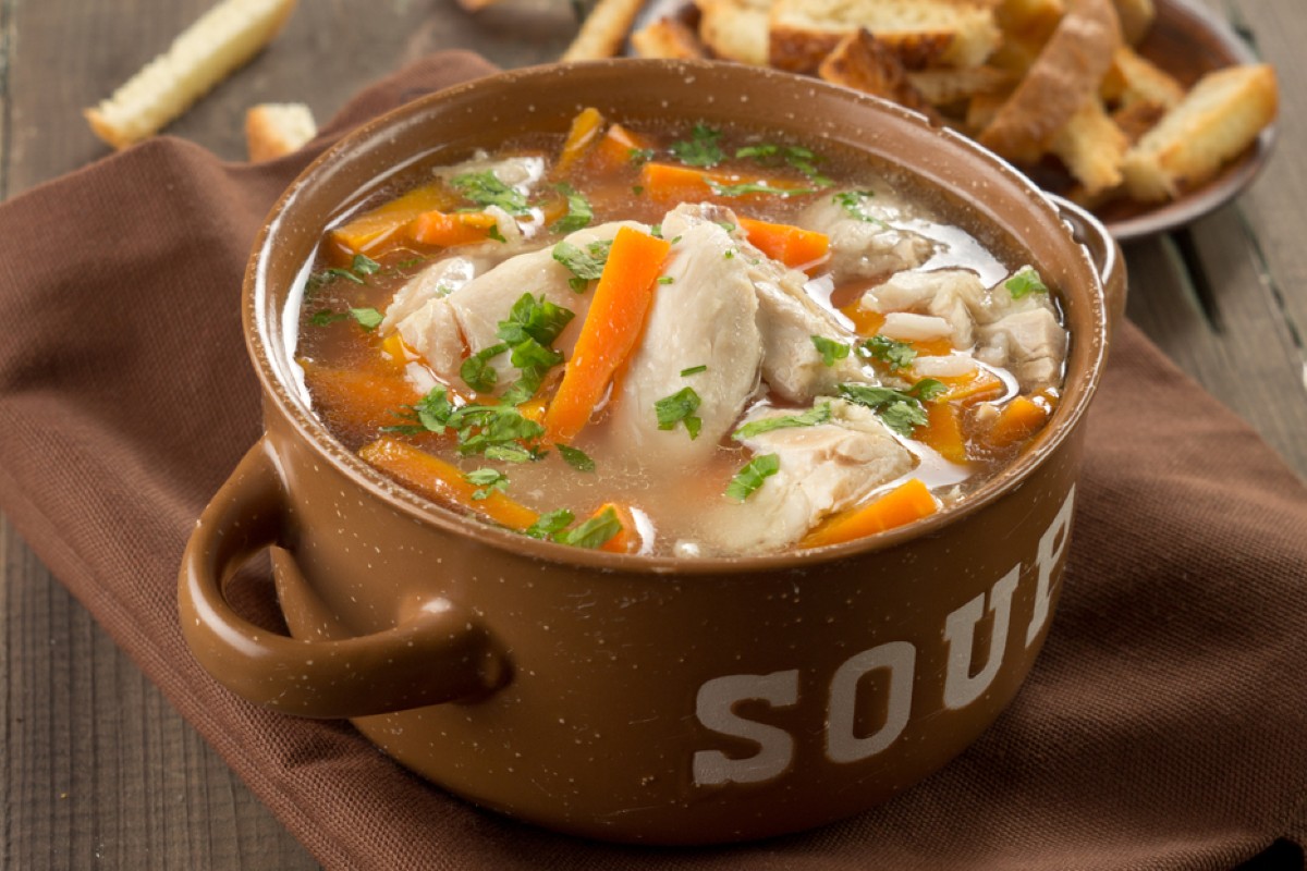 Minestre e zuppe: ricette da gustare quando fa freddo e non solo 23 zuppiera piena di brodo di pollo