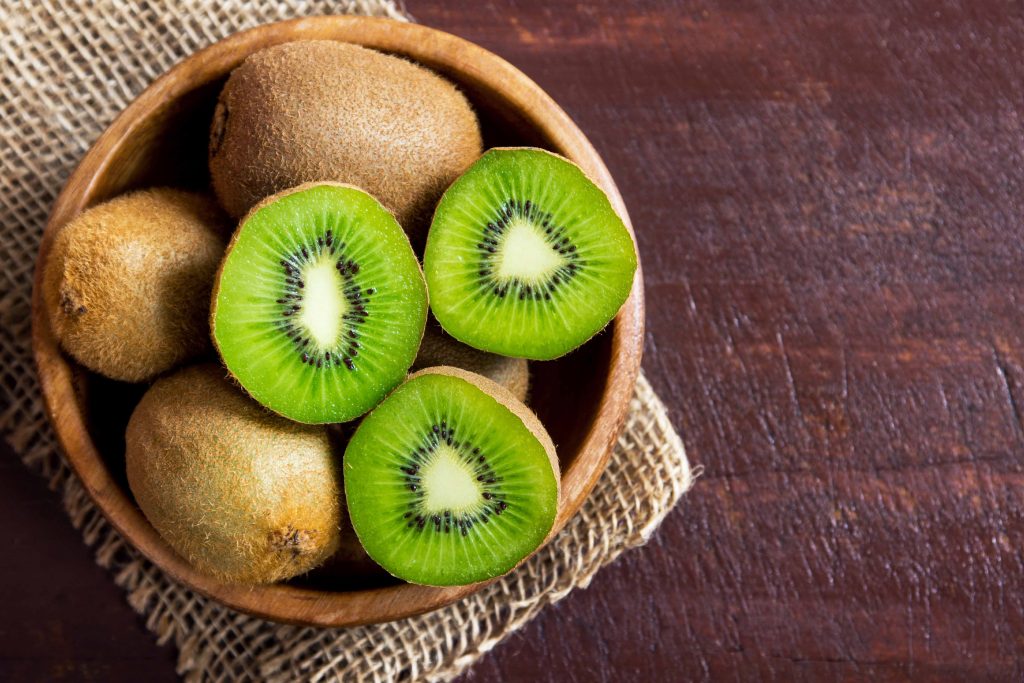 10 cibi che aiutano il tuo corpo a difendersi dallo smog! 1 Cibi per contrastare lo smog: i kiwi