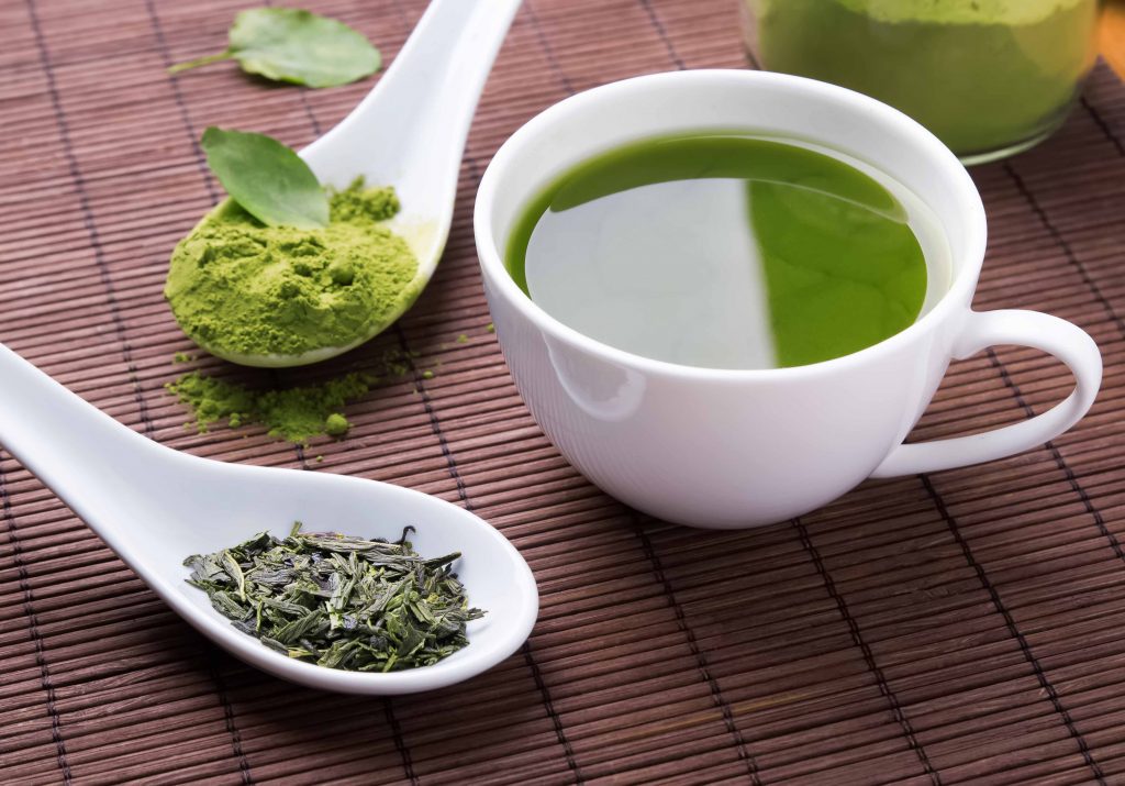 10 cibi che aiutano il tuo corpo a difendersi dallo smog! 10 Alimenti che contrastano smog: thè verde