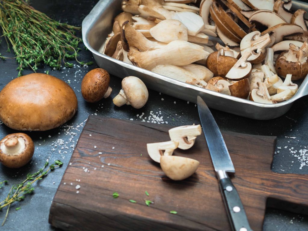 Cibi cotti o crudi? Scopri cosa è meglio per la tua salute e perché 5 Cibi cotti e crudi: i funghi come?