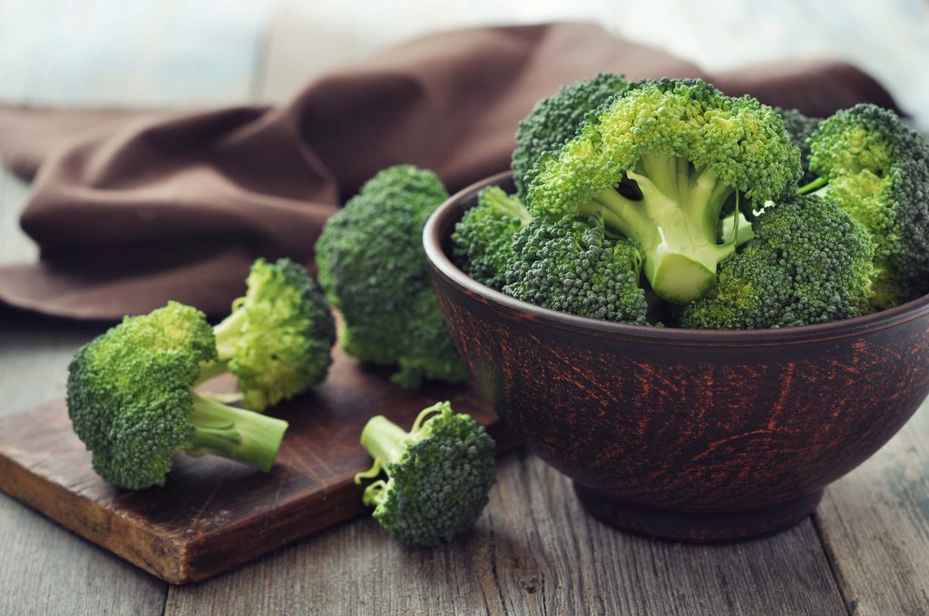 Cibi cotti o crudi? Scopri cosa è meglio per la tua salute e perché 4 Cibi cotti o crudi: i broccoli