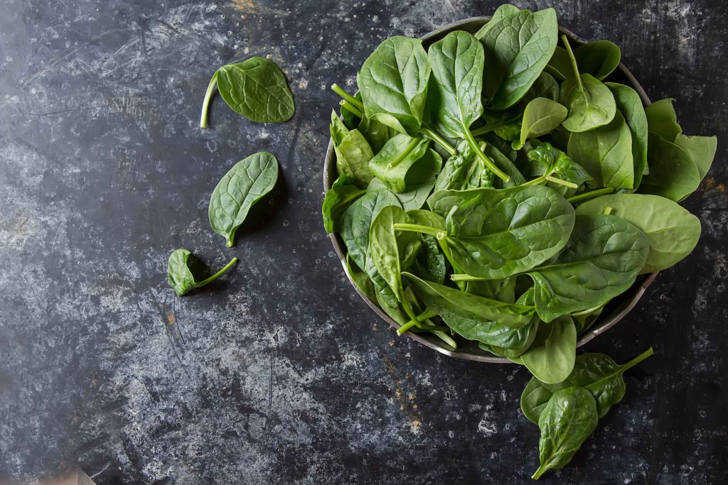 Cibi cotti o crudi? Scopri cosa è meglio per la tua salute e perché 3 Gli spinaci: meglio cotti o crudi?