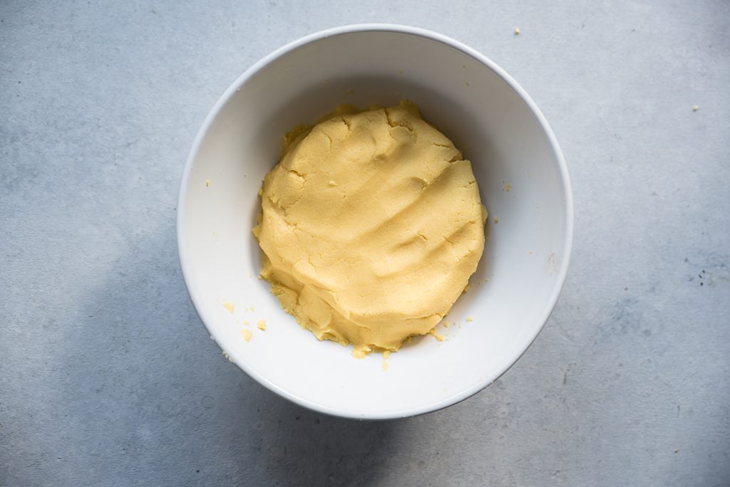 Gallette di mais fatte in casa con salsa di salmone, yogurt e aneto 3 gallette di mais