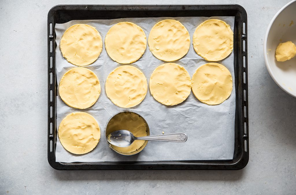 Gallette di mais fatte in casa con salsa di salmone, yogurt e aneto 4 gallette di mais a ricetta