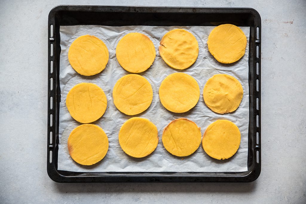 Gallette di mais fatte in casa con salsa di salmone, yogurt e aneto 5 gallette di mais dorate