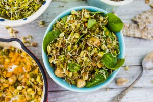Germogli: propriet&agrave; e ricette per gustare questi superfood