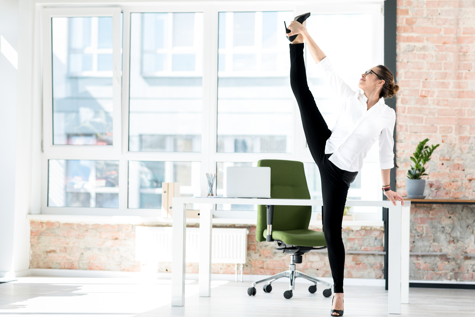 Consigli e esercizi per fare sport anche se sei pigra 2 ginnastica da fare in ufficio se sei pigra