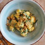 Gnocchi di miglio senza glutine al pesto leggero di noci 1 Leggeri e gustosi, gli gnocchi di miglio sono senza glutine, quindi adatti ai celiaci.