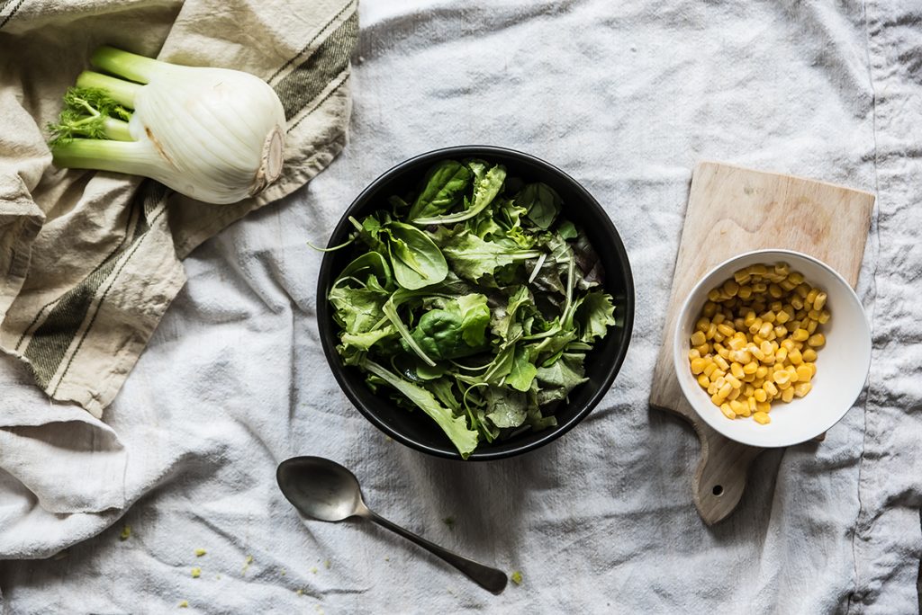 Insalata di finocchi, noci e mais 4 insalata di finocchi preparazione piatto