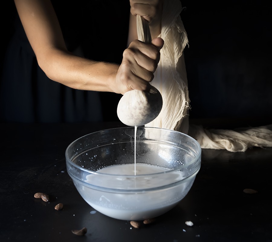 Latte di mandorla fatto in casa: ricetta semplice passo passo 3 latte-di-mandorle-ricetta-2