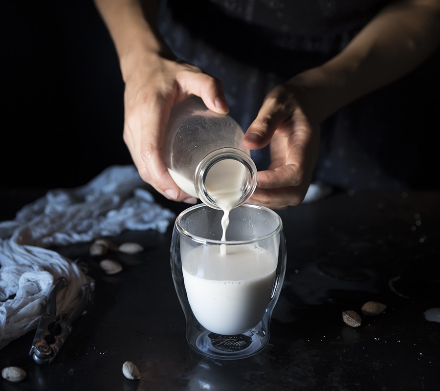 Latte di mandorla fatto in casa: ricetta semplice passo passo 4 latte-di-mandorle-ricetta-3