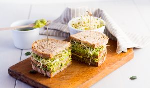 Panino integrale con zucchine, guacamole e germogli di fieno greco