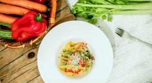 Pappardelle di grano saraceno senza glutine con verdure e Pecorino romano