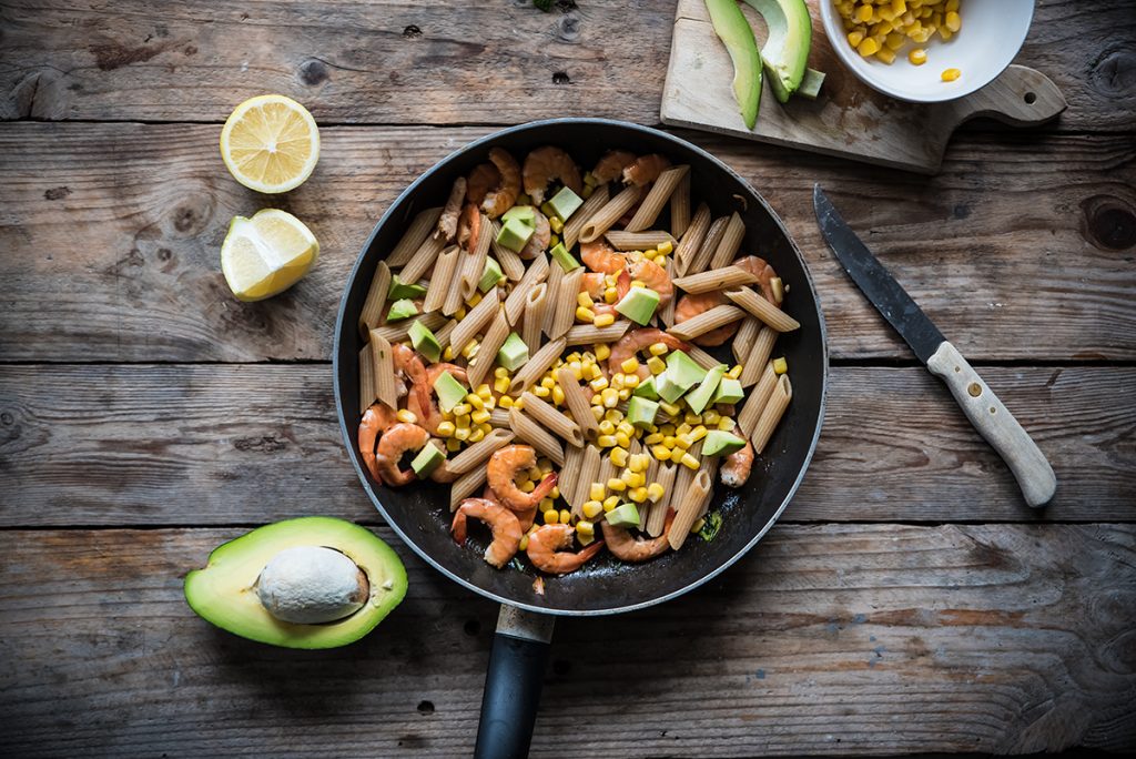 Pasta con gamberetti, mais e avocado 7 psta con gamberetti, mais e avocado