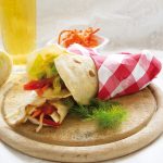 Piadine con insalata e sottaceti, light e ricche di gusto 1 Leggere e gustose, le piadine con insalata senza glutine sono adatte a un pranzo veloce o fuosi casa.