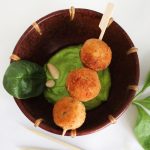 Polpette di spinaci e patate: ricetta gluten free 1 La ricetta delle polpette di patate con salsa di spinaci è semplice, gustosa e light, adatta a grandi e piccini.