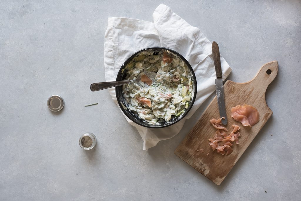 Torta salata salmone e zucchine: ricetta con lo yogurt greco 5 quiche zucchine metti ciotola verdure salmone yogurt