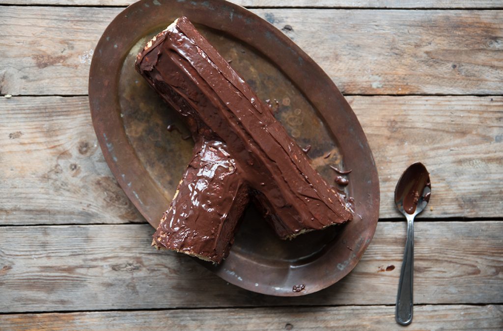 Tronchetto di Natale con pan di Spagna: ricetta passo passo con video 17 come fare il tronchetto di natale ricopri con glassa