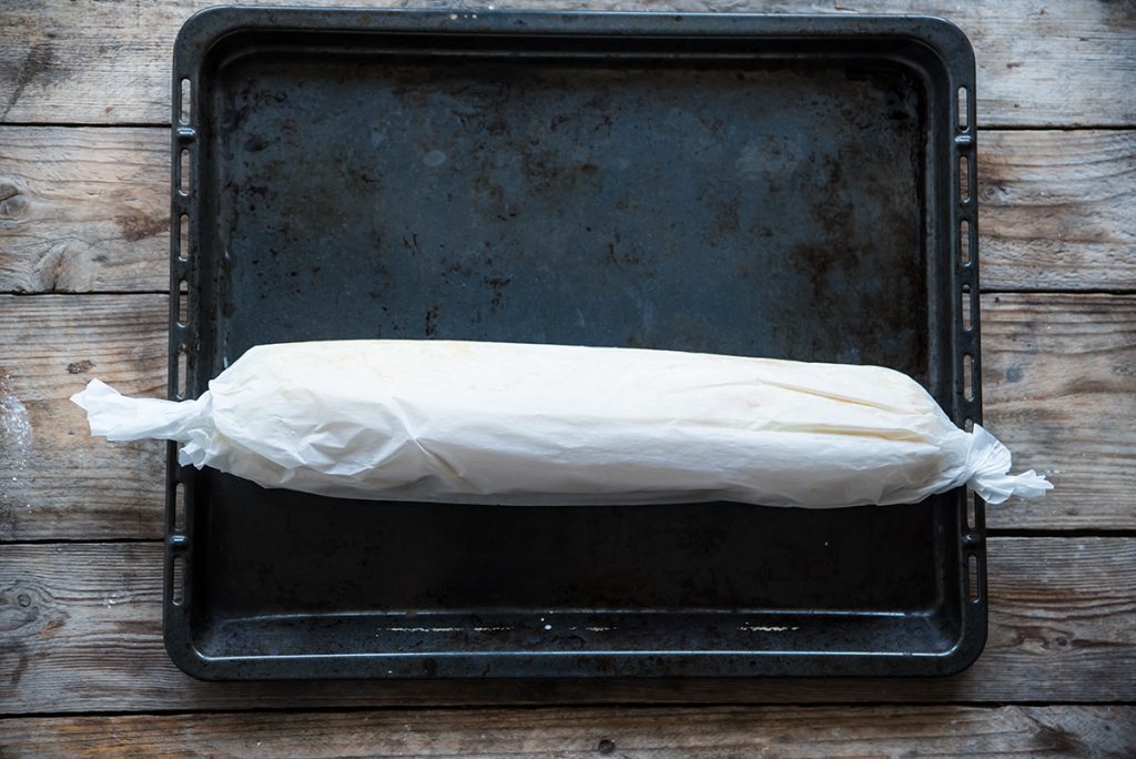 Tronchetto di Natale con pan di Spagna: ricetta passo passo con video 9 come fare il tronchetto di natale lascia riposare l'impasto