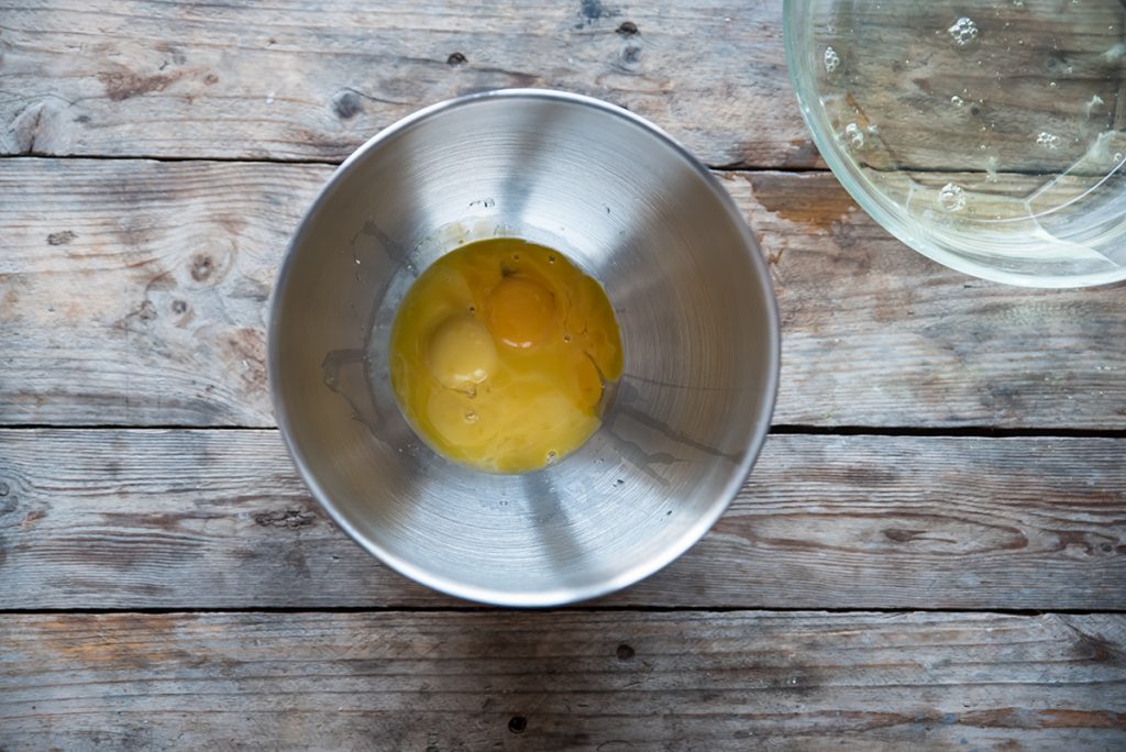 Tronchetto di Natale con pan di Spagna: ricetta passo passo con video 2 come fare il tronchetto di Natale poni i tuorli in una ciotola