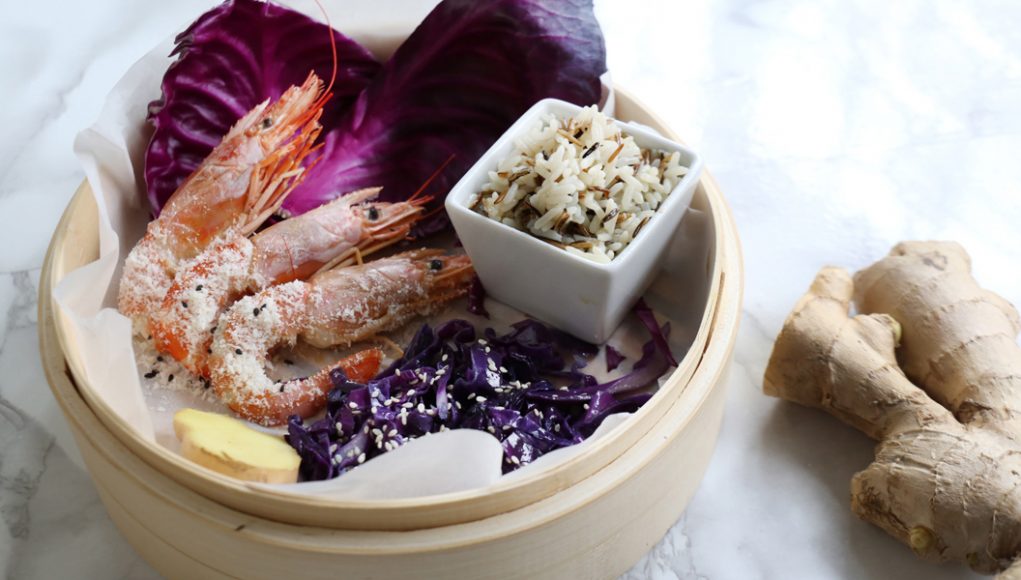 Secondi piatti senza glutine: 5 ricette leggere e sfiziose 1 Gamberi al cocco con riso e cavolo viola senza glutine