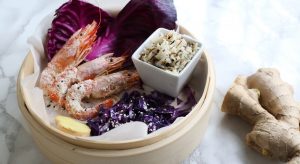Gamberi al cocco, riso e cavolo viola