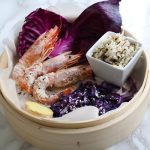 Gamberi al cocco, riso e cavolo viola 1 La ricetta light e senza glutine dei gamberi al cocco con riso e cavolo viola.