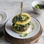 Hamburger di polenta con spinaci e carne 1 hamburger di polenta con spinaci e carne