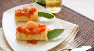 Involtini di bucatini, gamberi e cannellini