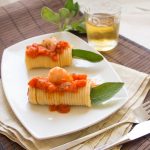 Involtini di bucatini, gamberi e cannellini 1 La ricetta lighte e senza glutine degli involtini di bucatini con gamberi e cannellini.